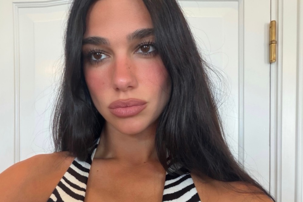 dua-lipa-brinco-argola-dourado