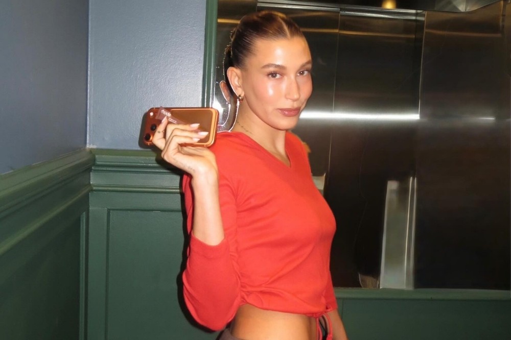 hailey-bieber-chinelo-de-salto