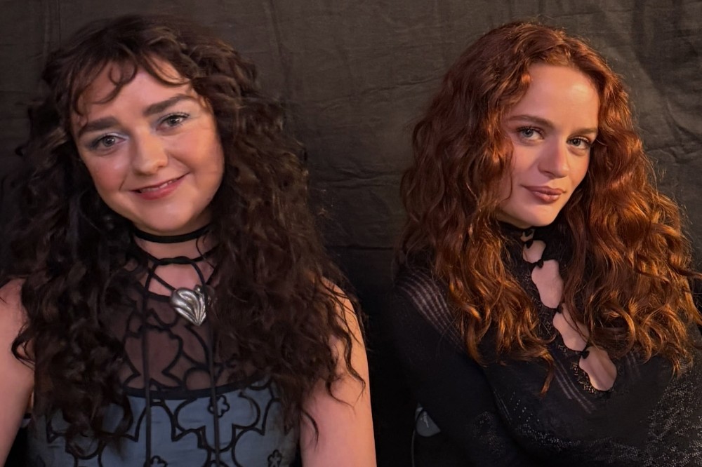 maisie-williams-joey-king-cabelo-ondulado