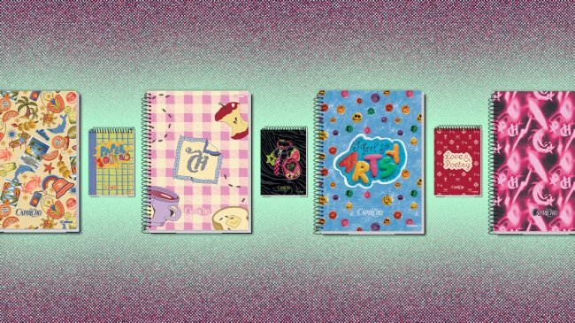 Seis cadernos e três blocos de anotações da marca Capricho, com capas de diferentes estampas e cores, dispostos sobre um fundo degradê verde-água e rosa