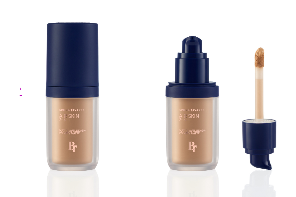 Três produtos de maquiagem Bru Tavares Air Skin 2-em-1, com embalagem transparente e tampa azul-marinho. Um frasco fechado, um com pump e um aplicador com produto na ponta