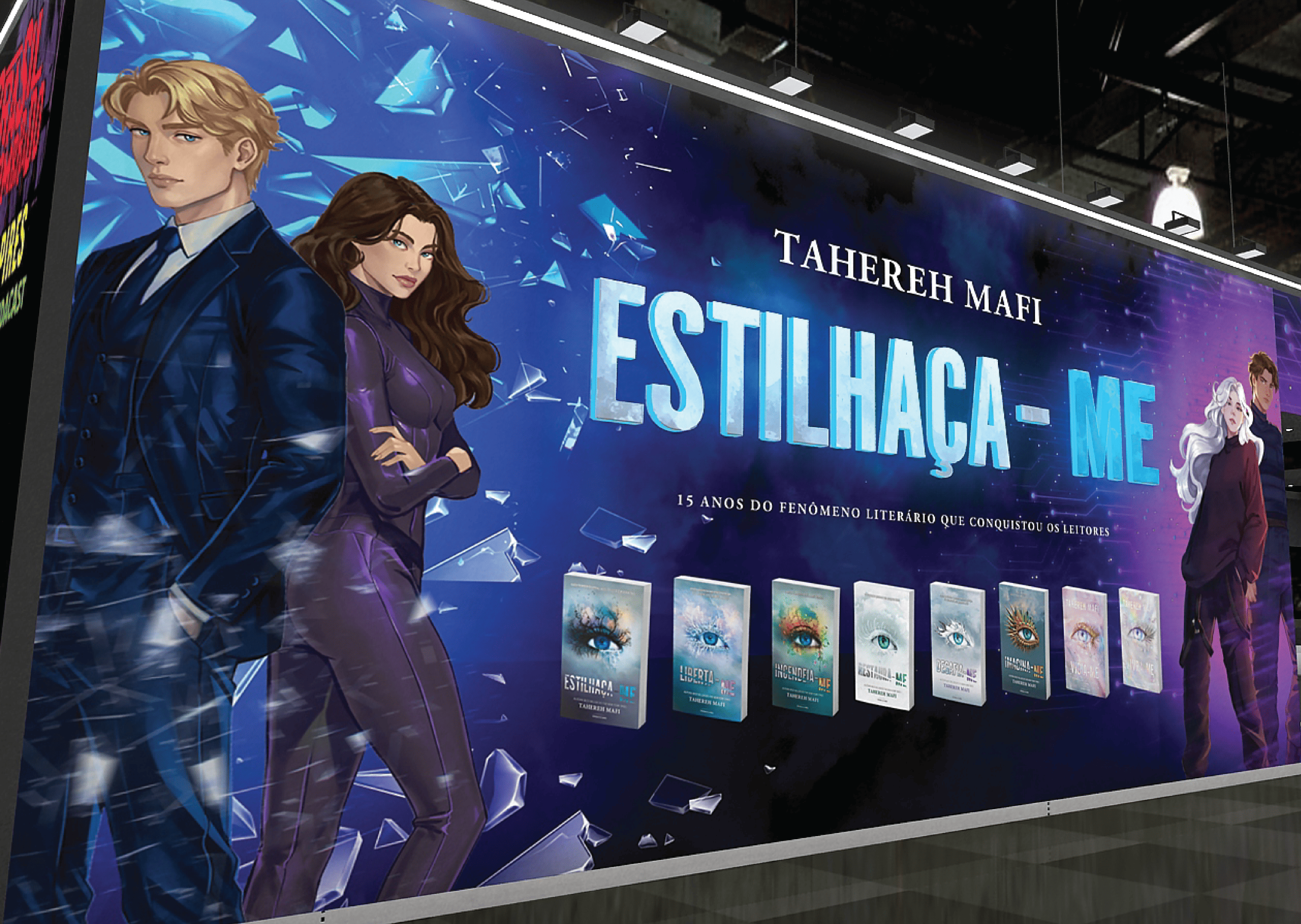Banner promocional azul escuro com personagens da série Estilhaça-me. À esquerda, um homem loiro de terno azul e uma mulher de macacão roxo com braços cruzados. Ao centro, o título ESTILHAÇA-ME em letras grandes e prateadas, com a frase 15 ANOS DO FENÔMENO LITERÁRIO QUE CONQUISTOU OS LEITORES. Abaixo, sete capas de livros da série. À direita, um homem de cabelo escuro e uma mulher de cabelo branco. O fundo tem fragmentos de vidro e pontos de luz