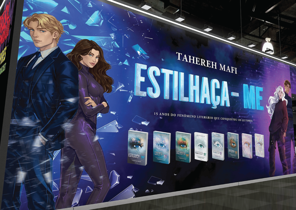 Banner promocional azul escuro com personagens da série Estilhaça-me. À esquerda, um homem loiro de terno azul e uma mulher de macacão roxo com braços cruzados. Ao centro, o título ESTILHAÇA-ME em letras grandes e prateadas, com a frase 15 ANOS DO FENÔMENO LITERÁRIO QUE CONQUISTOU OS LEITORES. Abaixo, sete capas de livros da série. À direita, um homem de cabelo escuro e uma mulher de cabelo branco. O fundo tem fragmentos de vidro e pontos de luz